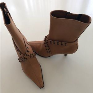 Short Tan Boots with Heel and Buckle